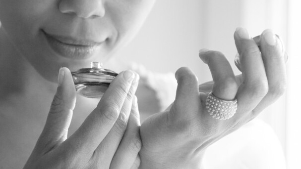 Braut mit Parfum hochzeitsfotografie berlin professionell